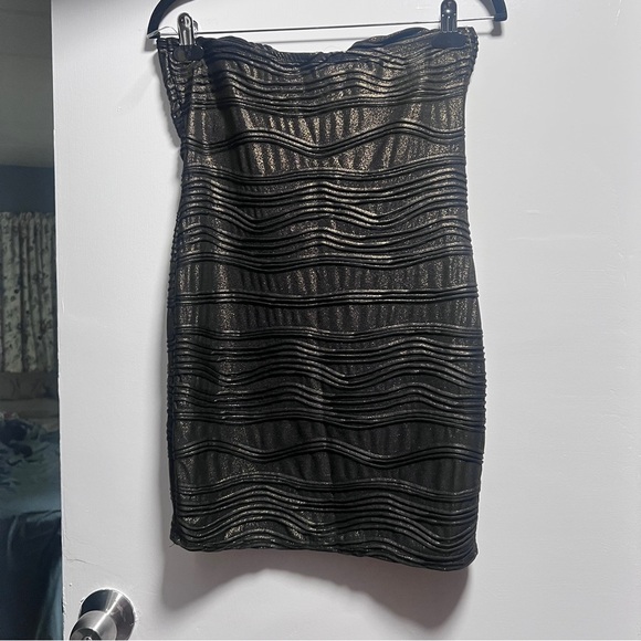 ✨Y2K Chic Strapless Black and Gold shirt - Picture 4 of 4